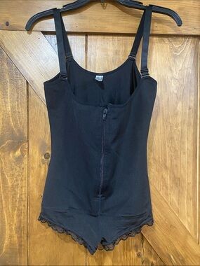 Woman’s shape-wear tummy control body shaper  spandex  Size Medium